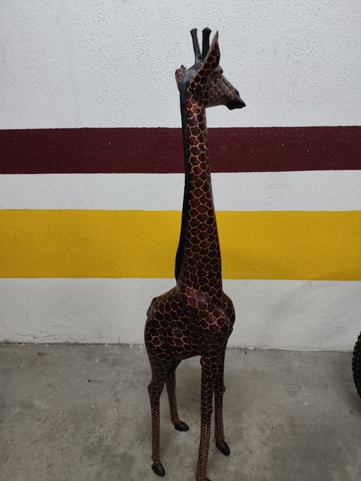 Girafa africana em madeira
