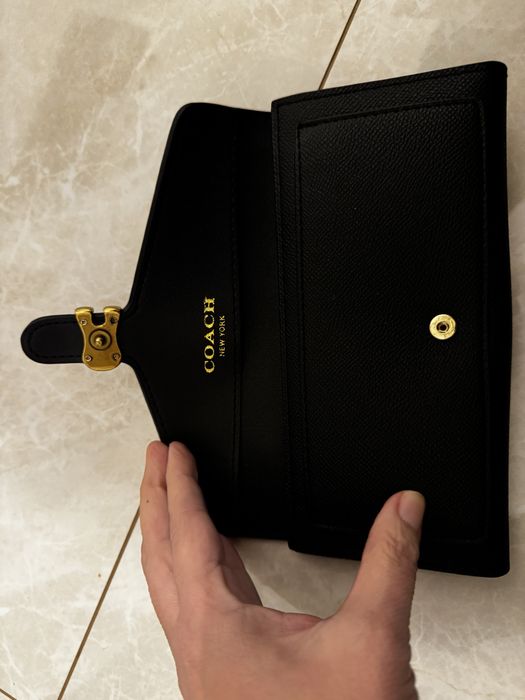 Cateira preta, bege ou bordeaux com logo em metal dourado