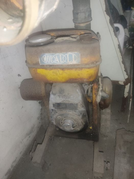 Motor antigo de tirar água  a petróleo e gasolina