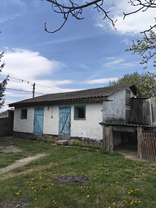 Продаж будинку в передмісті.