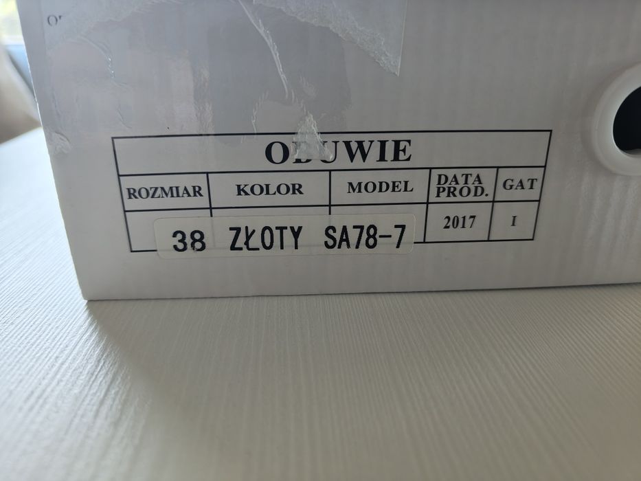 Sandały złote Jeździ