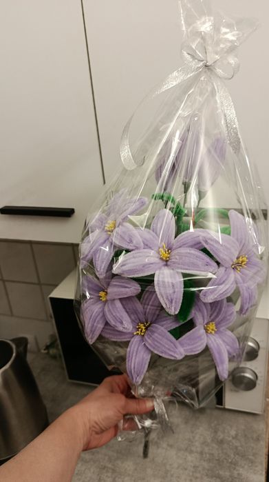 Bukiet lilii dekoracyjnych – ręcznie robiony 9 kwiatów .