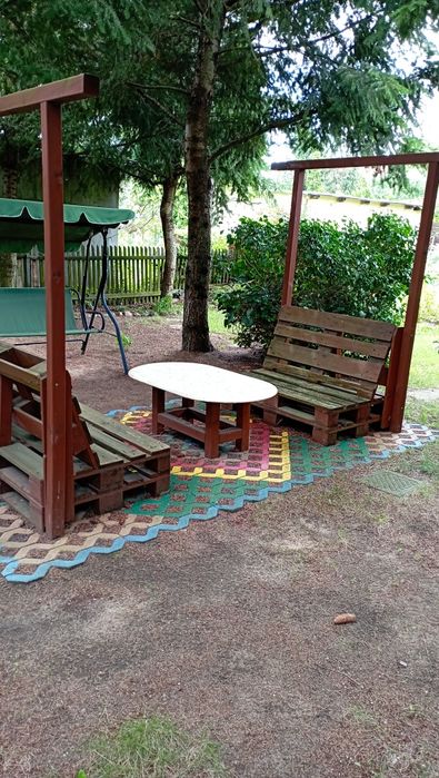 Solidne meble ogrodowe z palet, komplet 2 sofy i stolik