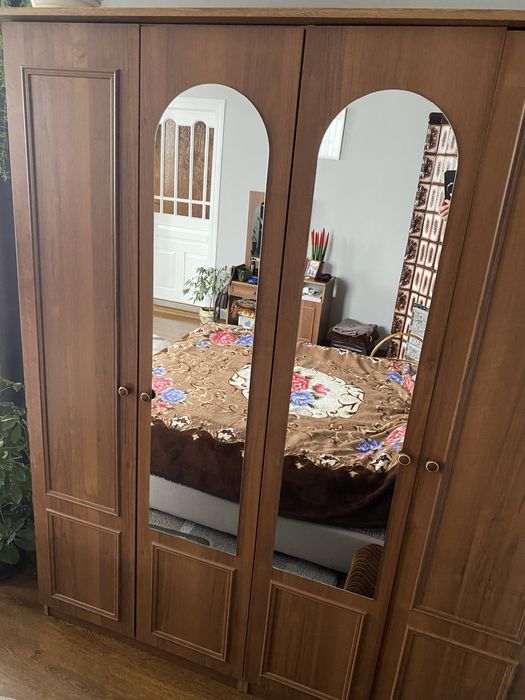 Меблі для спальні . Шафа ,комод та 2 тумбочки і жіноча тумбочка