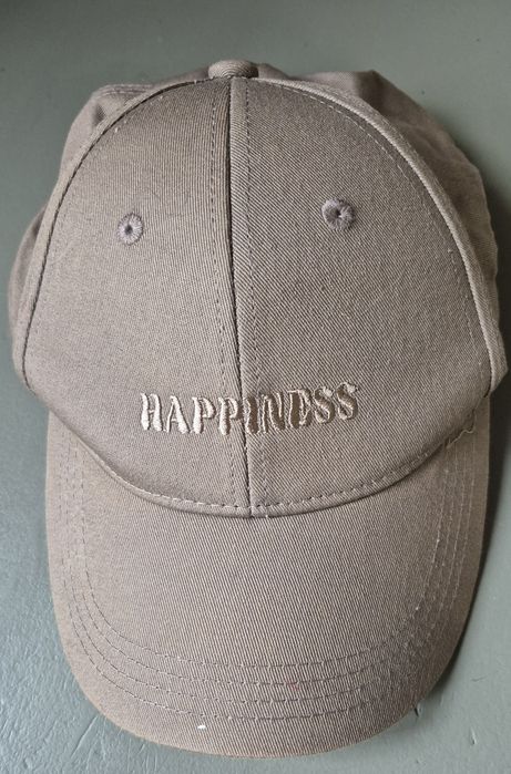 Beżowa czapka z daszkiem i haftem tekstowym Happiness