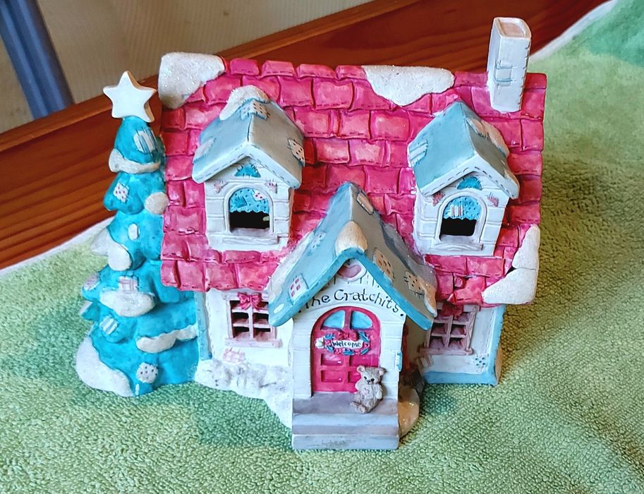 Ceramiczny porcelanowy domek plus figurki