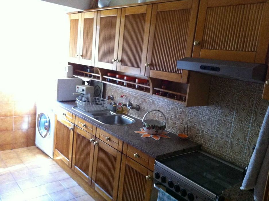 Alugo quarto individual mobilado junto ao Colombo