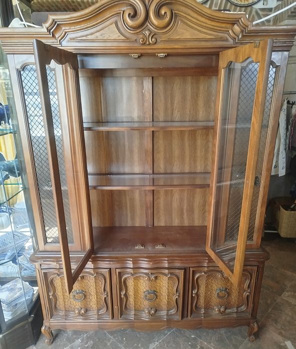 Móvel antigo de madeira Castanho