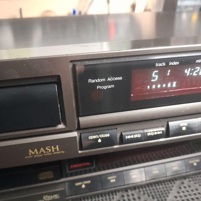 Leitor de CDs Technics mod. SL P177A