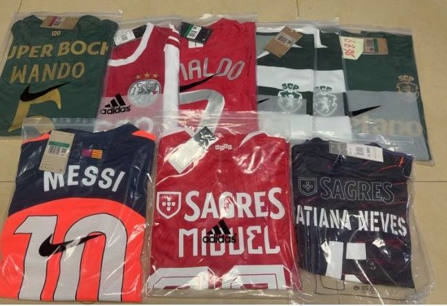 Camisolas de vários clubes e seleções