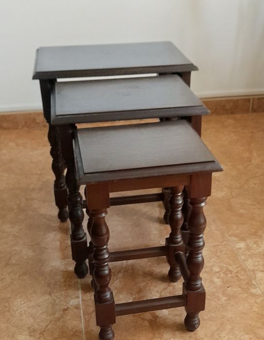 Mesas de apoio de encaixe