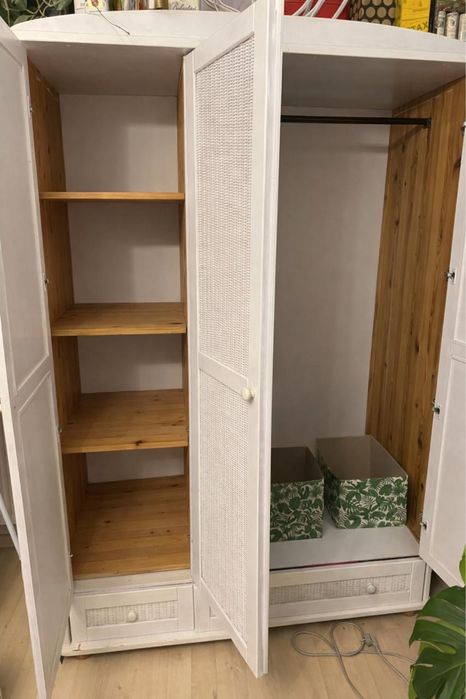 Biała szafa drewniana