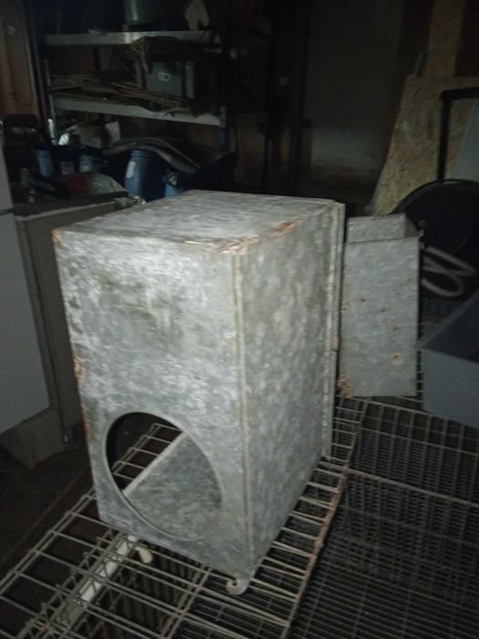 Dois ninhos ou parideiras para coelhas