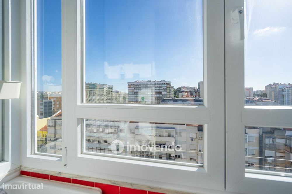 Apartamento T3+1 com áreas amplas e cozinha equipada, no Lumiar