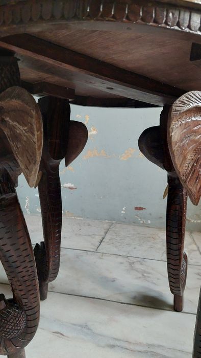 Mesa de pau santo com pernas em forma de elefantes