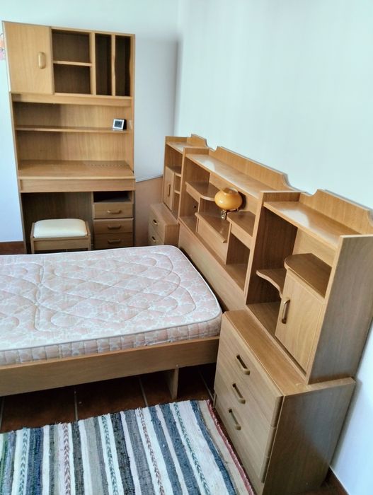 Mobília de Quarto (Cama + escrivaninha + banco + mesas de cabeceira)