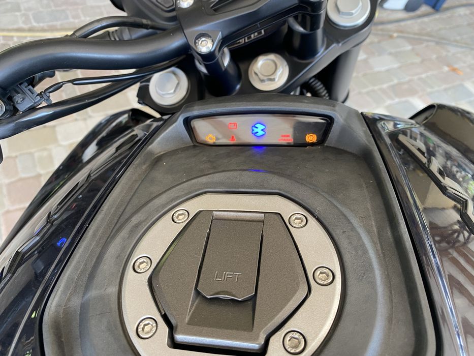 Мотоцилк Bajaj Dominar 400