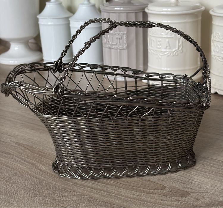 Metalowy koszyk do serwowania wina