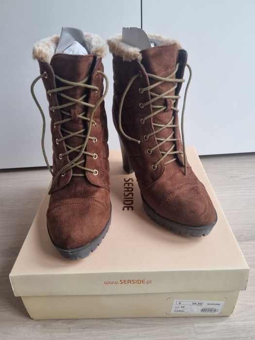 Botas castanhas de salto alto