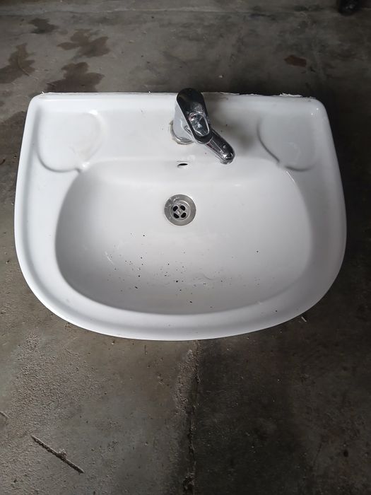 Lavatório com torneira.usado nada partido