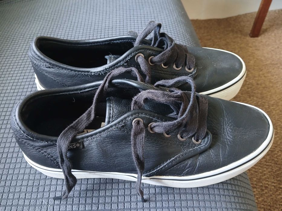 Tenis Vans pretos em pele e com pequena altura