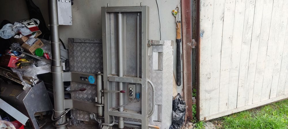 Автомобильный гидравлический   подёмник грузов