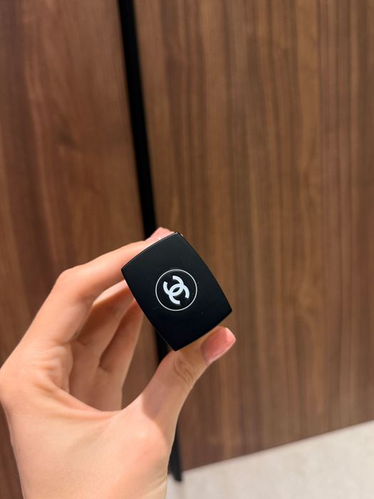 Тональний флюїд Chanel Ultra Le Teint B10