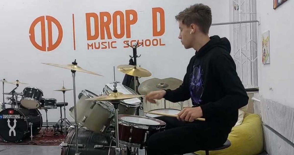 Вас вітає музична студія DROP D ! Викладаємо уроки гітари, уроки вокалу, уроки фортепіано уроки барабанів.