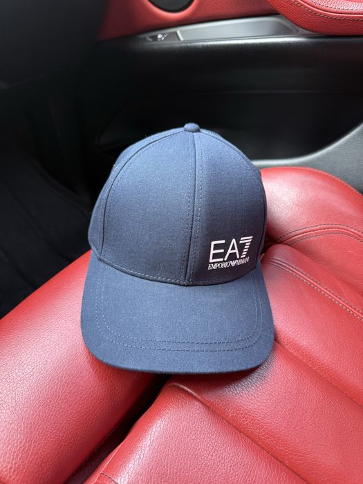 Продам кепку EA7