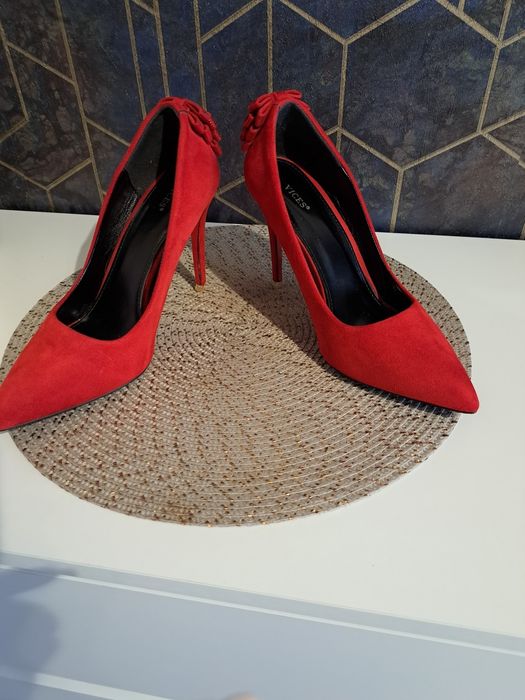 Czerwone buty na obcasie.