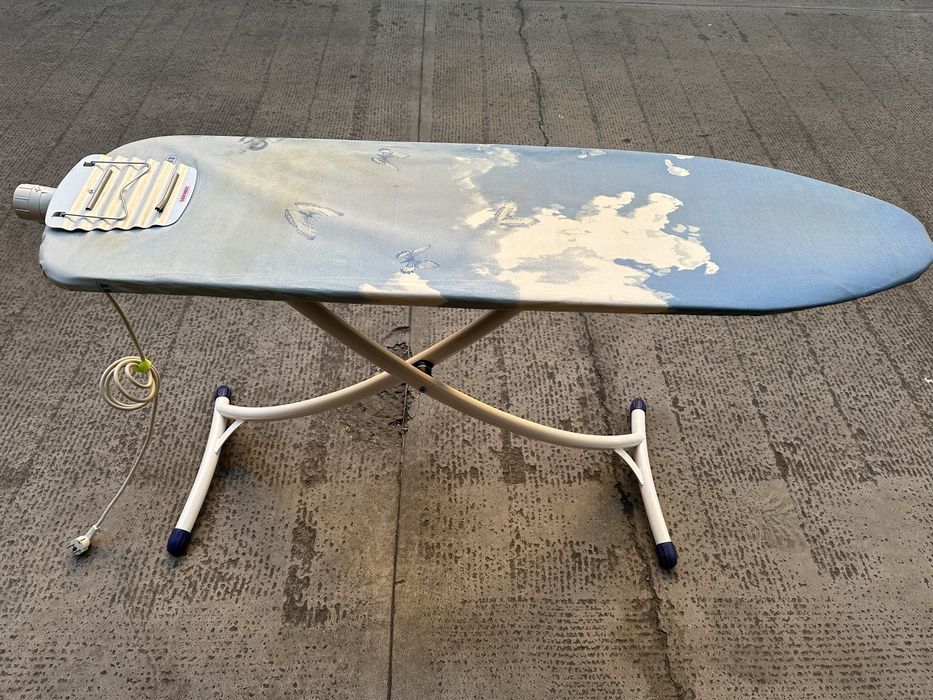 Прасувальна дошка Leifheit з розеткою