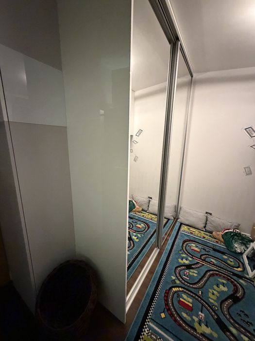 Duża szafa z przesuwanymi dzwimi z luster pod zabudowę