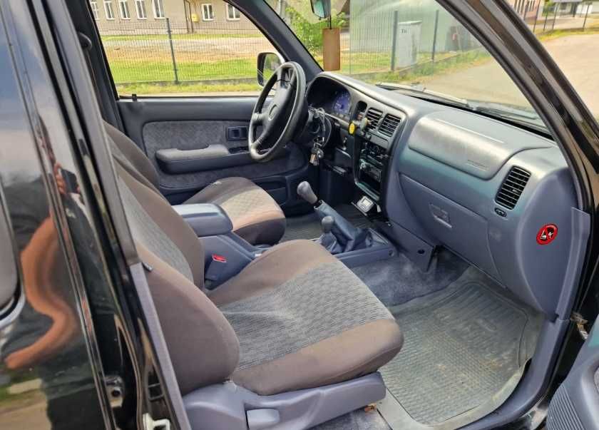 Разборка Toyota Hilux  бампер комплектний
