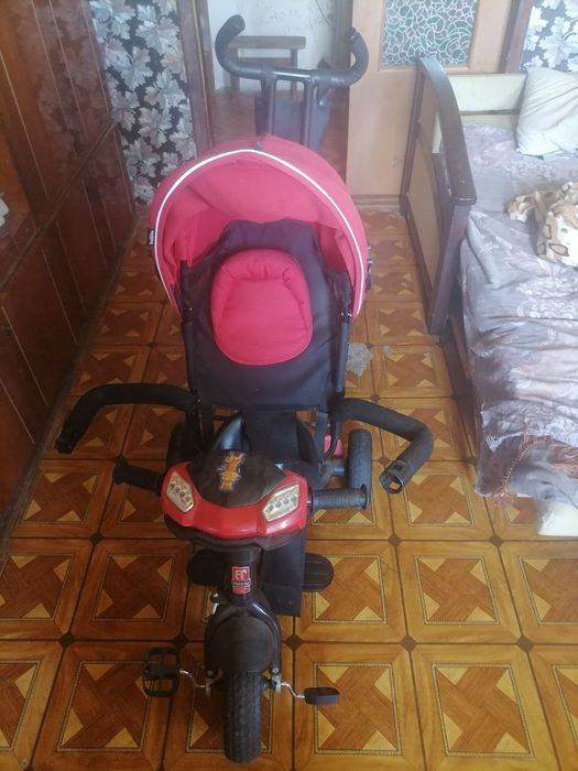 Продам трёхколёсный велосипед с родительской ручкой.