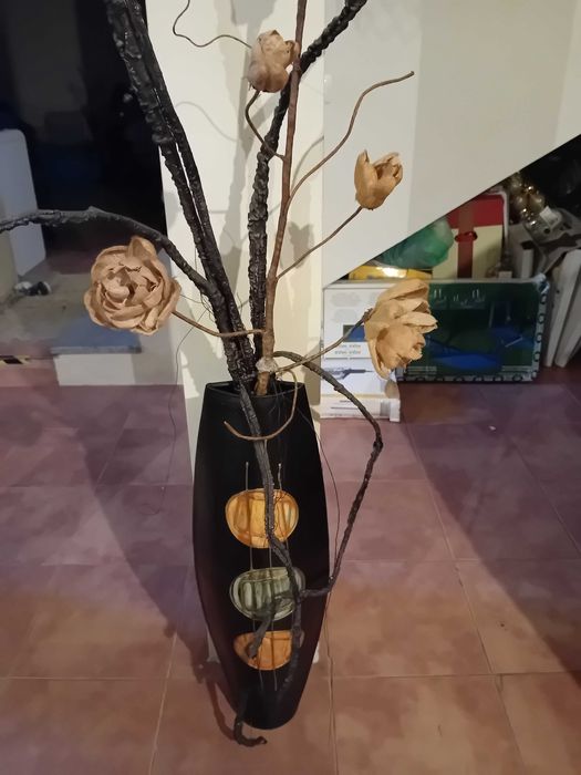 Conjunto de jarroes com flores e acessórios