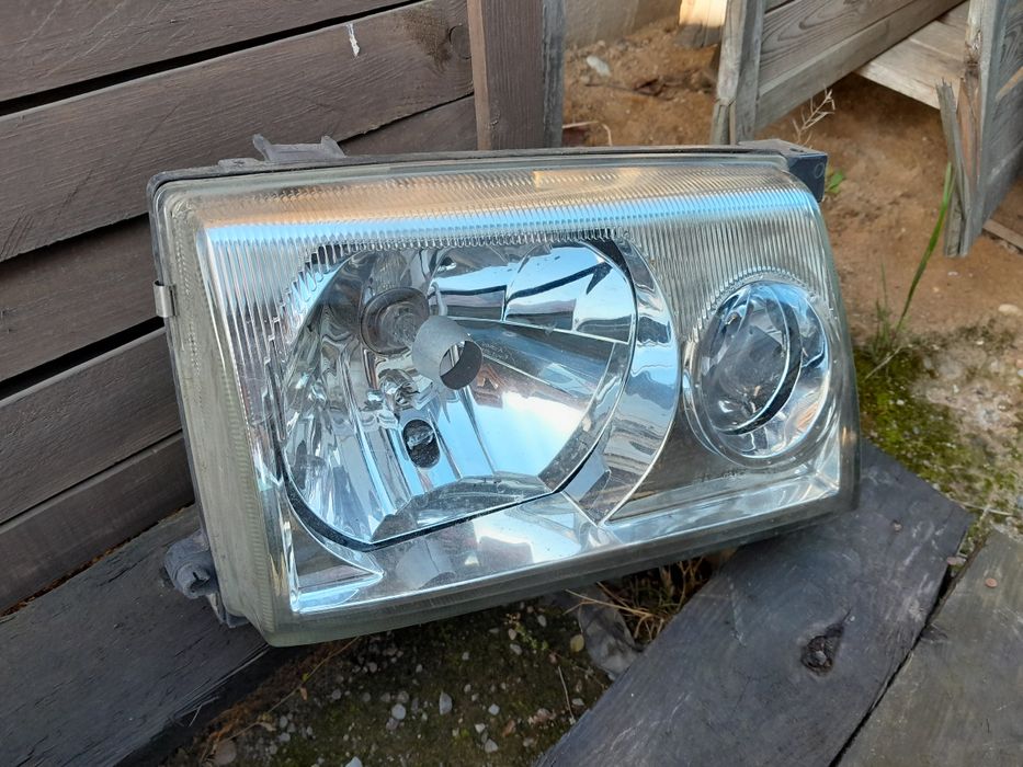 Nissan Terrano 2 lampa przednia