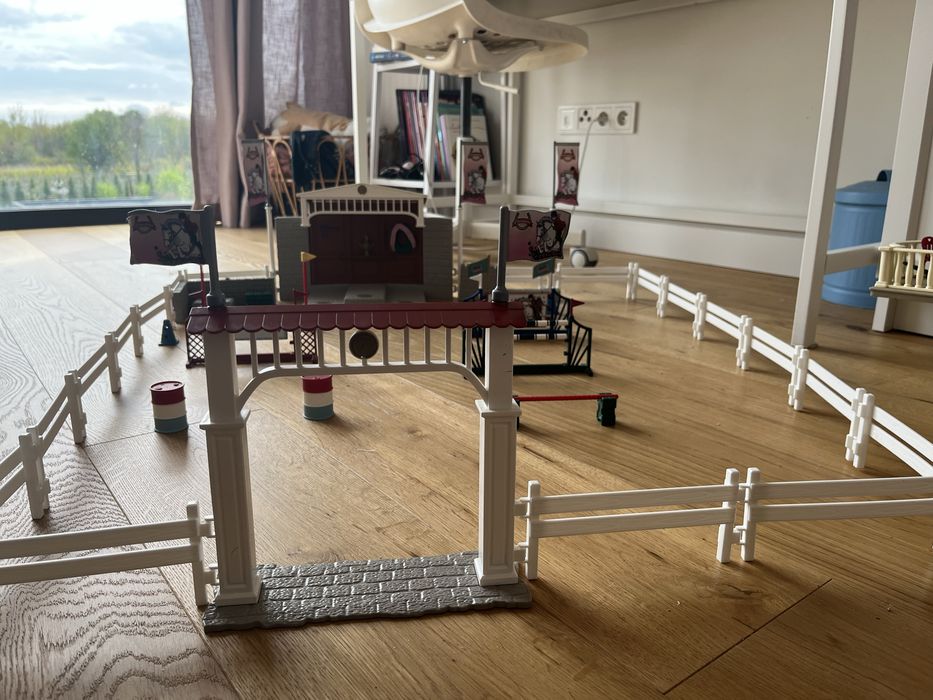 Schleich turniej jeździecki i auto z przyczepą