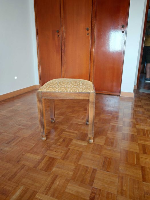Banco com assento em veludo
