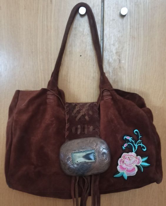 Mala castanha em pele, em ótimo estado muito espaçosa.