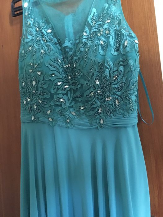 Vestido comprido tamanho 40/42, muito leve e tecido muito bom.