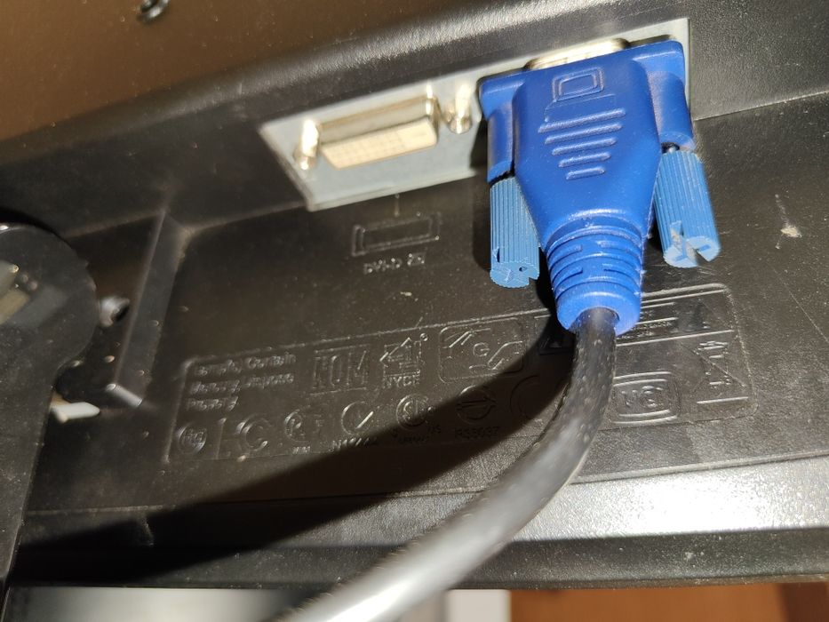 Продам монитор Benq g2250 в уголке разбита матрица