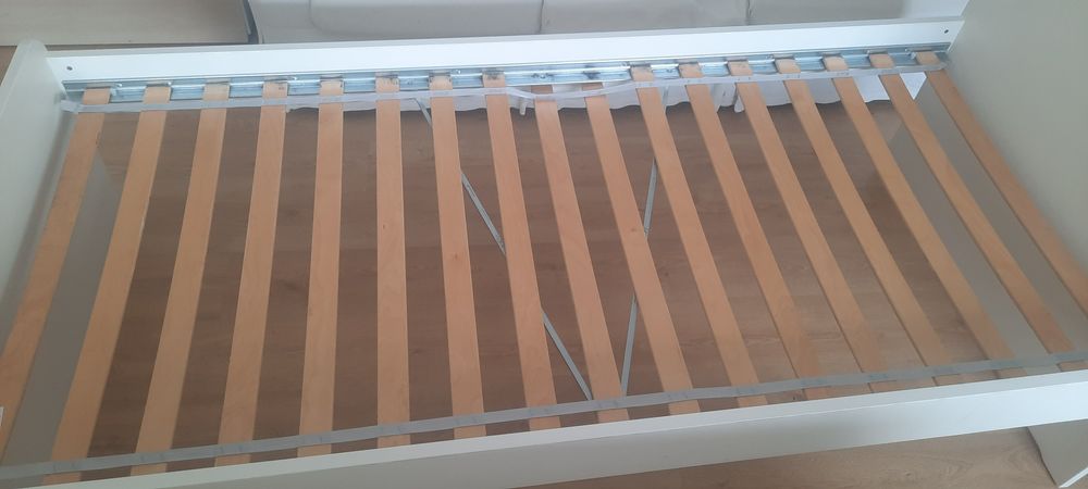 Cama de criança com colchão e estrado