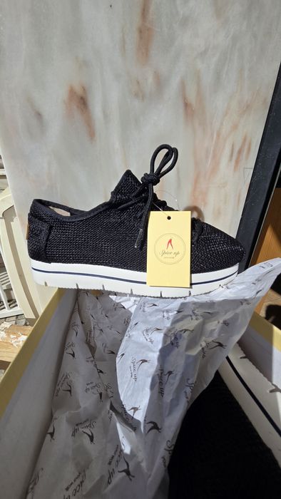 Ténis novos de senhora , respiráveis  super confortável! Só Nº 37