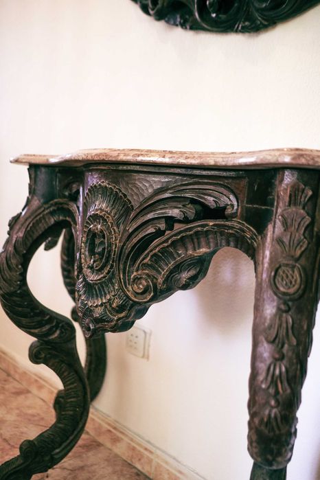 Credência de madeira com tampo em mármore e espelho