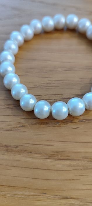 Bransoletka perełkowa na gumce – elegancka, biała