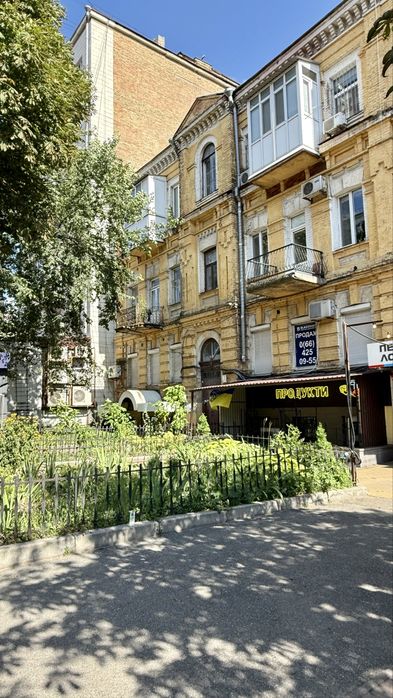 Продаж квартири  85 м² Київ, вул. Німецька 3  метро Палац Україна 1 поверх 4 кабінети Ремонт  Центр  Під офіс, салон, студію