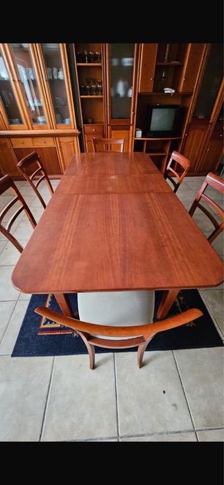 Mesa de sala com cadeiras
