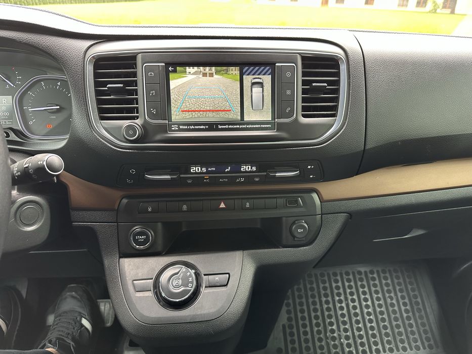Wynajem Toyota ProAce  Wersja VIP 8-osobowa Extra Long