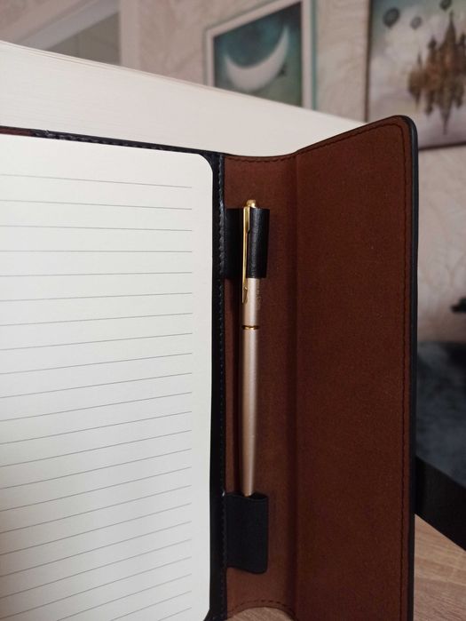 Elegancki notes oprawiony ekoskórą, z długopisem