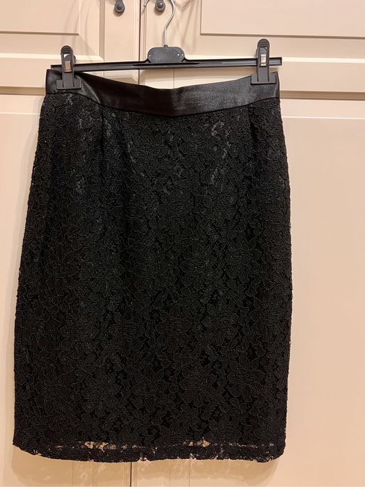Czarna spódnica ołówkowa, koronkowa